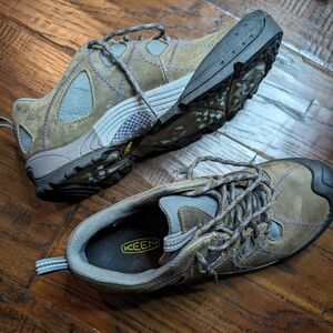 Keen hiking boots size 8. Like new